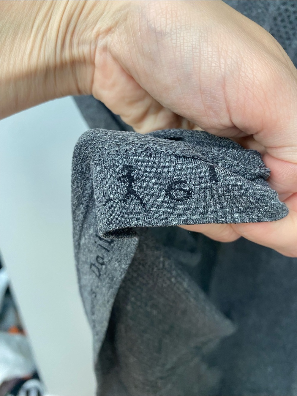 Lululemon swifty tech gray shirt sleeve top size 6 - Picture 5 of 5